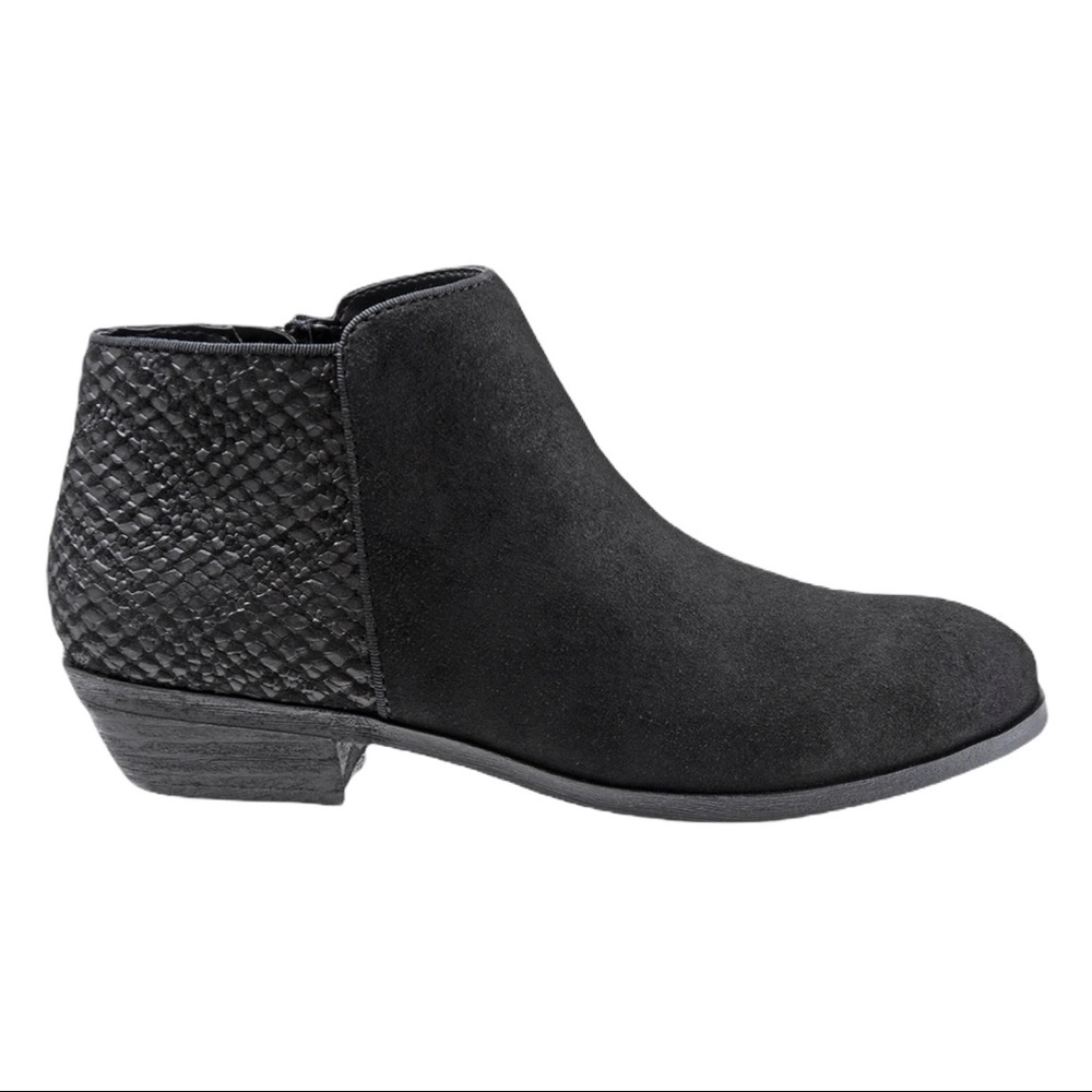 Softwalk Women’s Rocklin Black Oil Suede Zip Up Bootie Size 9M.